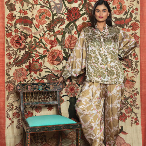 Joker patch Raglan Sleeve Blouse