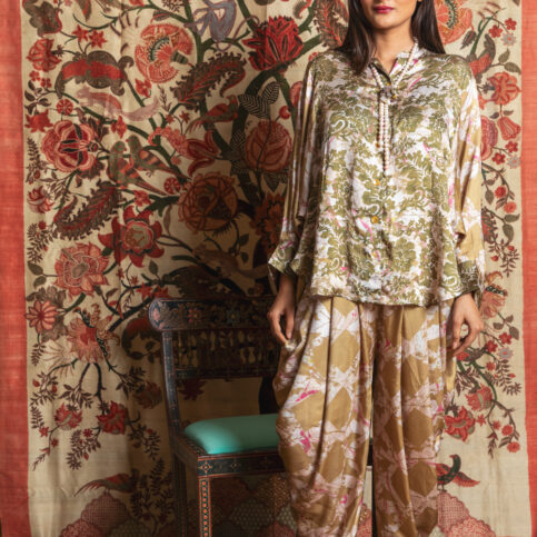 Joker patch Raglan Sleeve Blouse